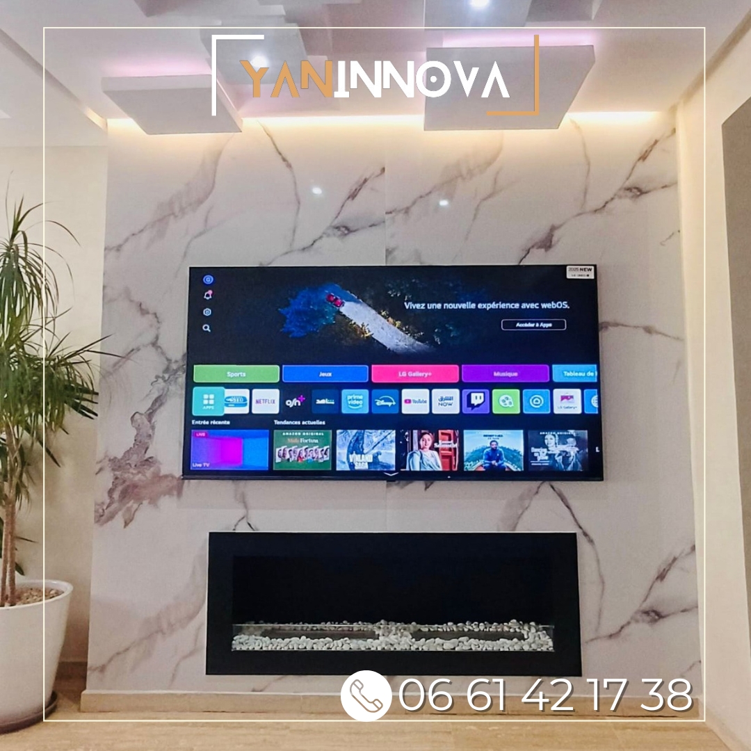 Habillage mural complet en PVC effet marbre avec cheminée intégrée et éclairage LED – Réalisation YANINNOVA